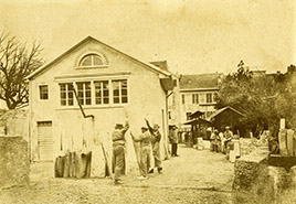 La marbrerie Doret en 1867. David Doret, qui porte un béret, est au centre de la photographie