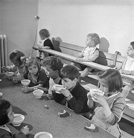 Le repas des enfants à la Crèche de la rue de la Madeleine